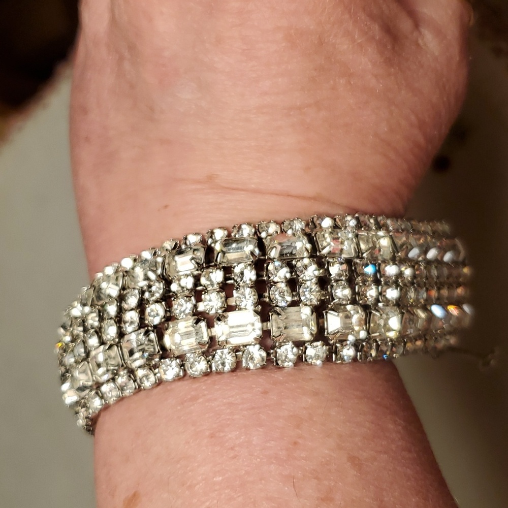 💥SOLD💥Weiss Rhinstone Bracelet - Picture 1 of 10